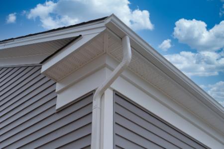 Fewer Leaks, Cleaner Lines: The Advantages of Seamless Gutters for Mooresville Homes